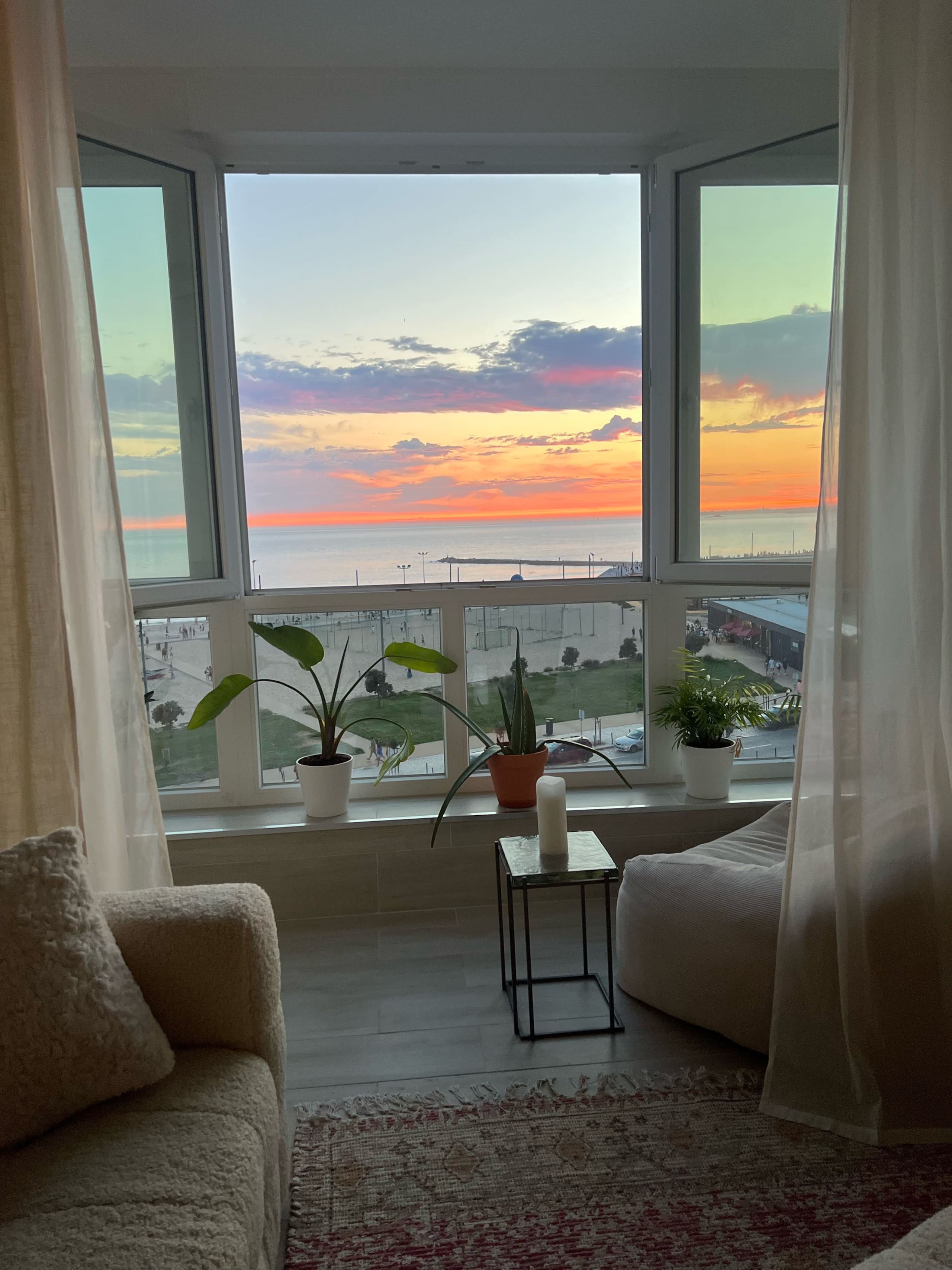 Cozy oceanfront surf penthouse with epic rooftop 2