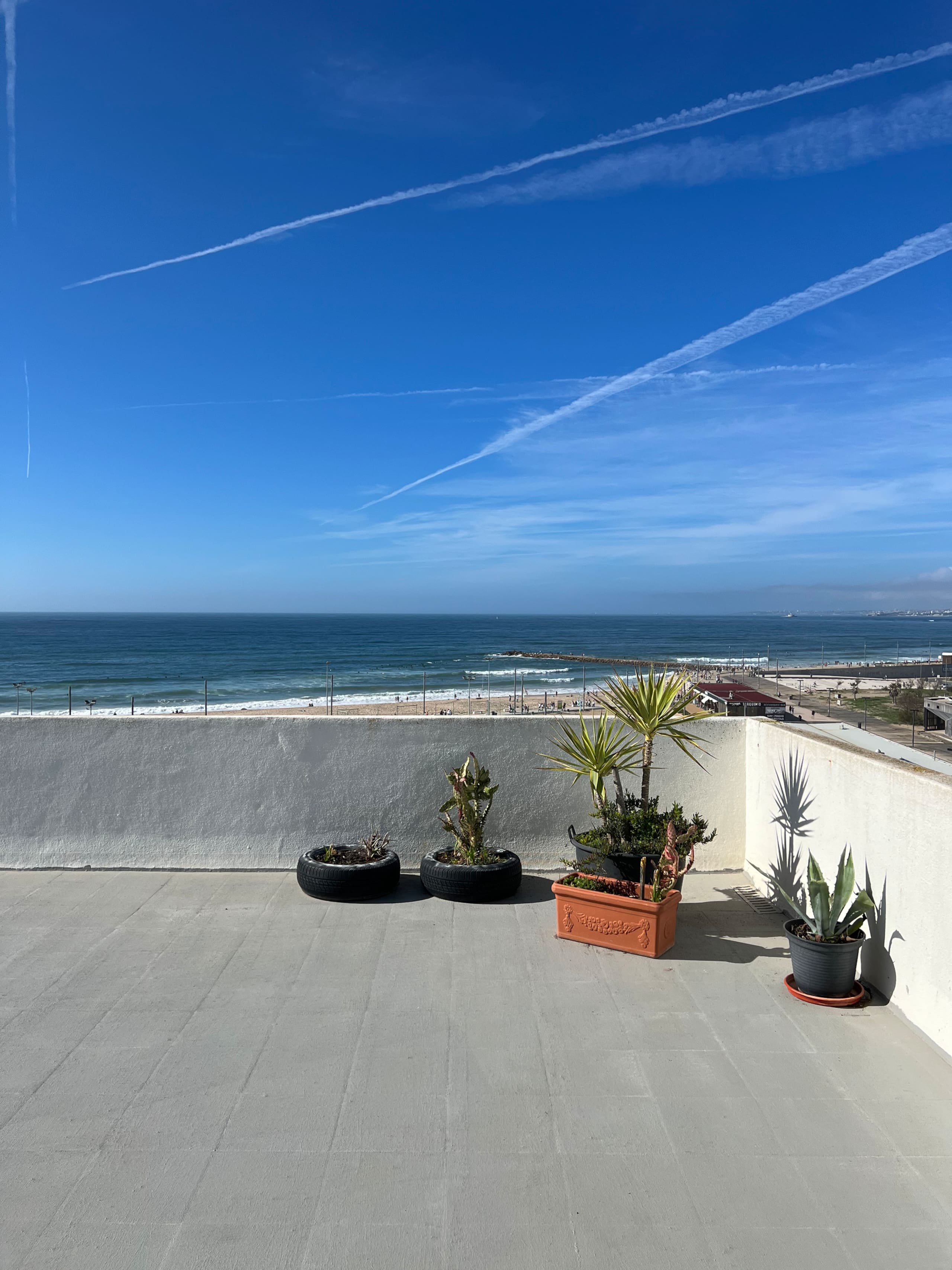 Cozy oceanfront surf penthouse with epic rooftop 23