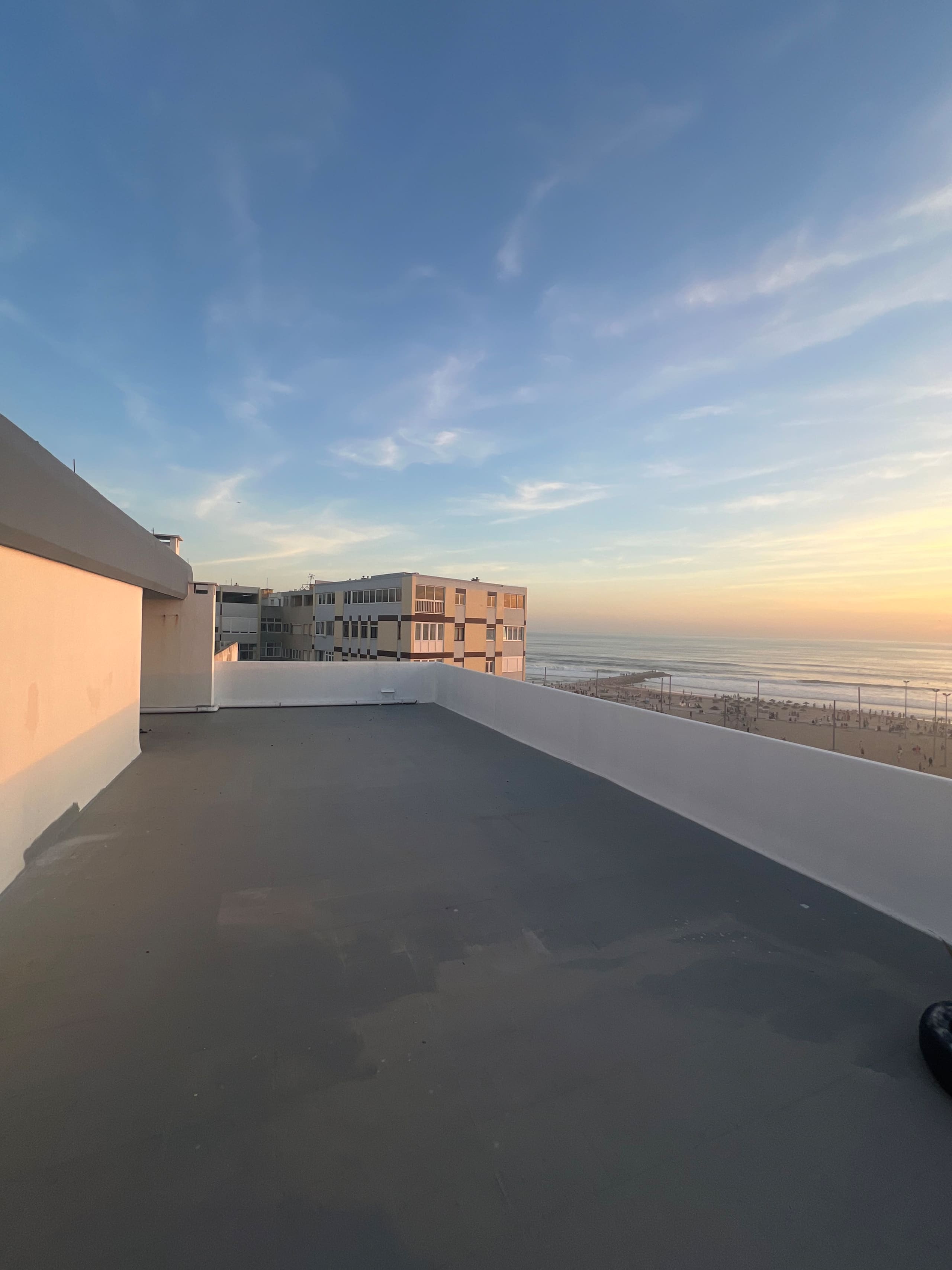 Cozy oceanfront surf penthouse with epic rooftop 25