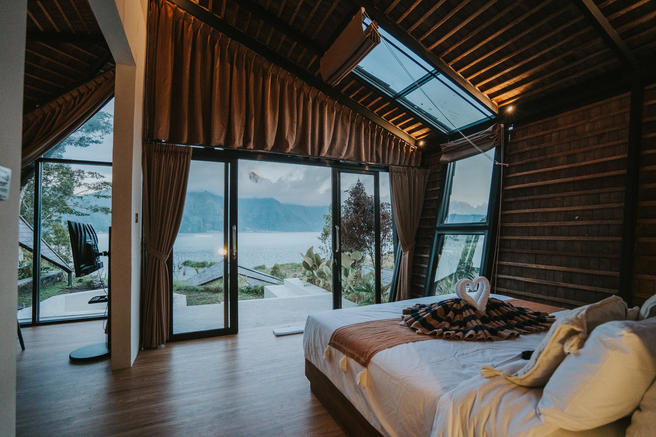 Skylake Suite - Lakefront Hot Spring & Lake View — photo 3