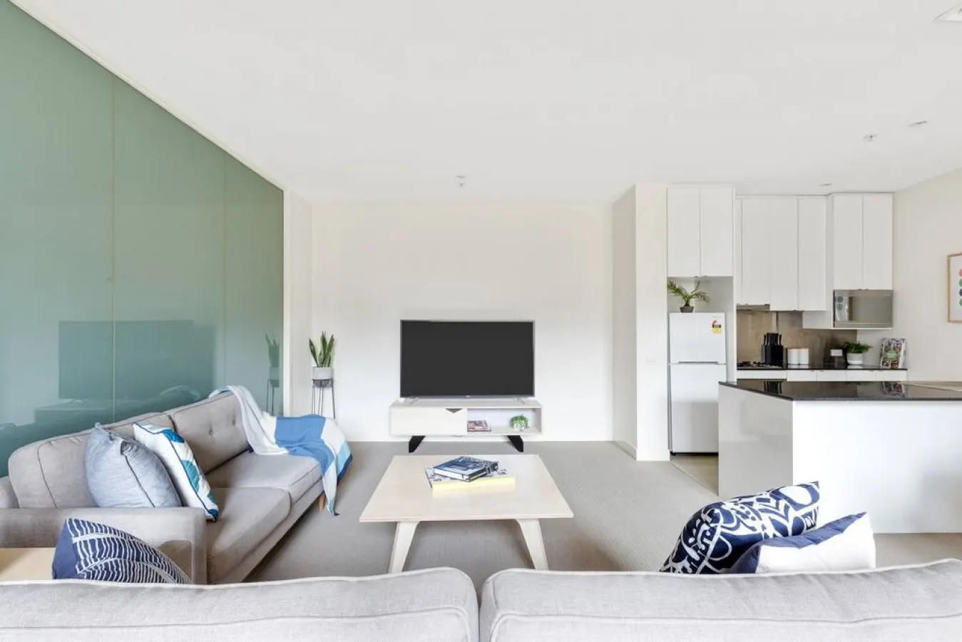 Izzy: 2 Bed, 2 Bath Apartment in CBD — photo 2