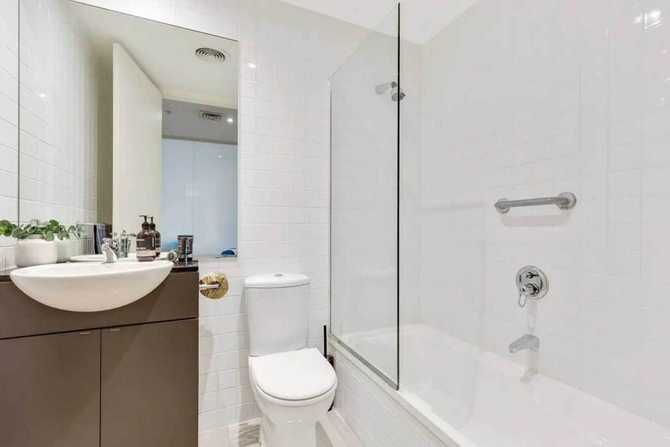 Izzy: 2 Bed, 2 Bath Apartment in CBD 17