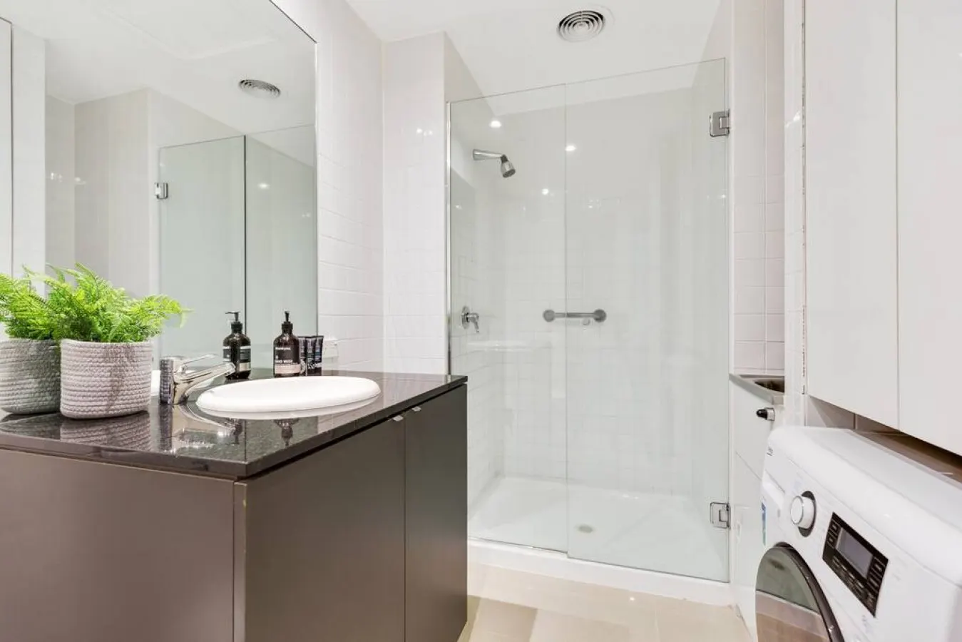Izzy: 2 Bed, 2 Bath Apartment in CBD 18
