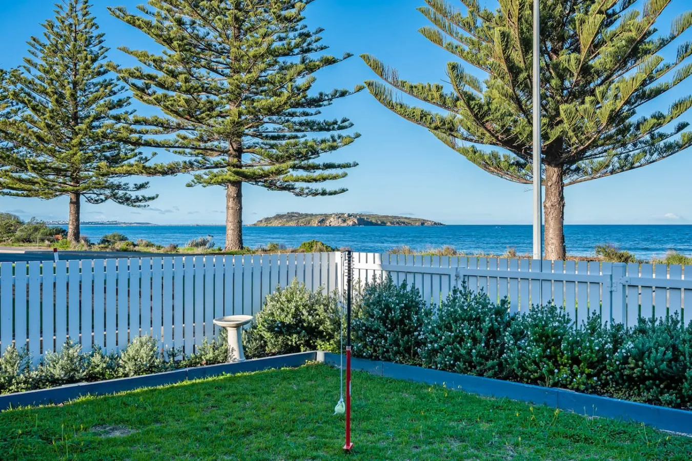Saltys—Oceanfront Retreat near Dining & Bay Walks 10