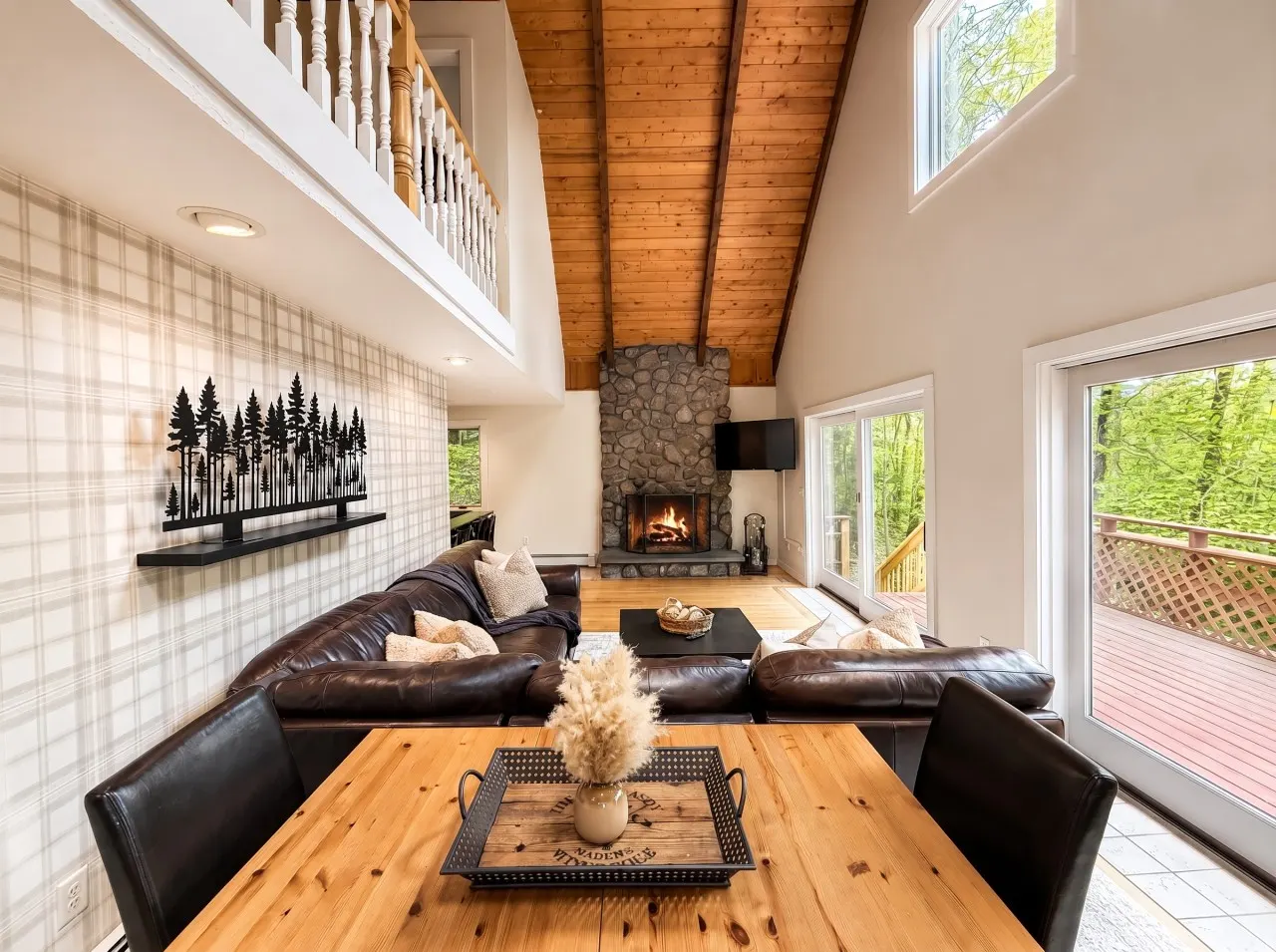 4 Bedroom, 3 Bath, Hot tub, Fire Pit, Dog friendly 2