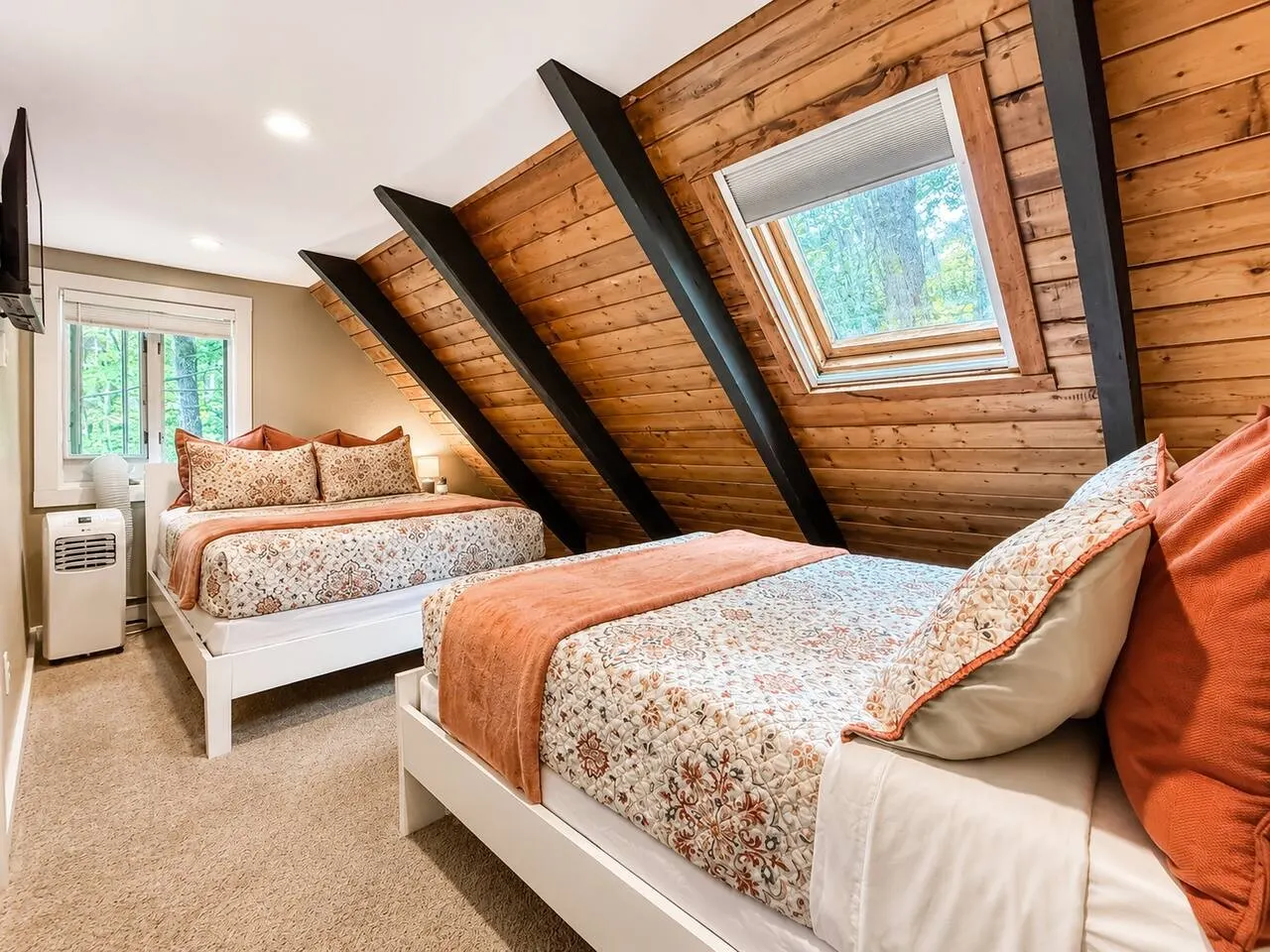 4 Bedroom, 3 Bath, Hot tub, Fire Pit, Dog friendly 5