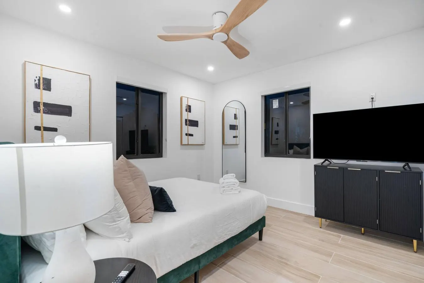 NEW Modern Lux Oasis, Pool, Backyard Lounge, Grill 12