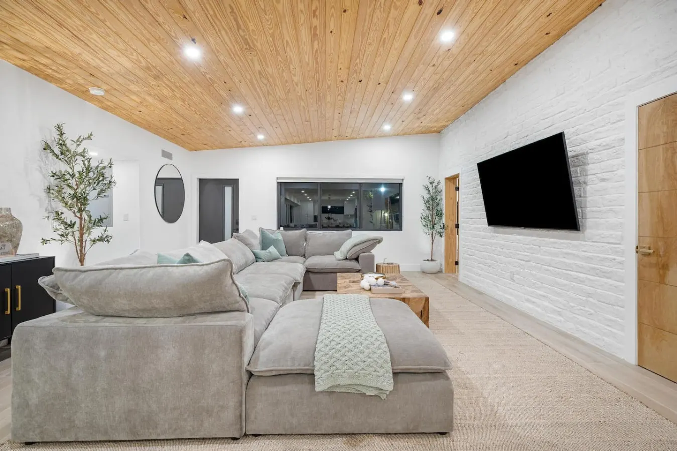 NEW Modern Lux Oasis, Pool, Backyard Lounge, Grill 15