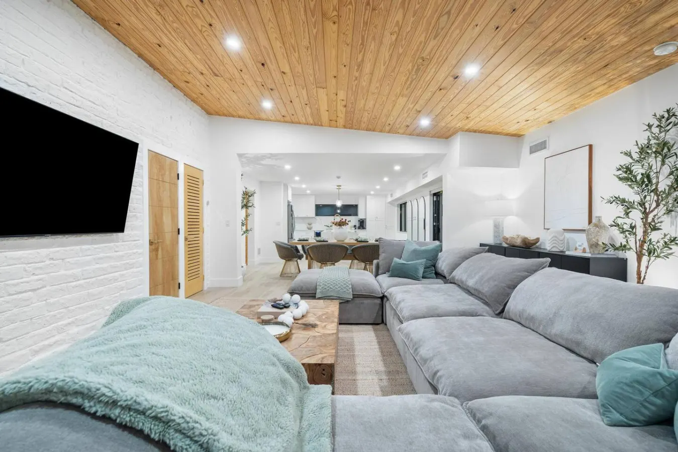 NEW Modern Lux Oasis, Pool, Backyard Lounge, Grill 17