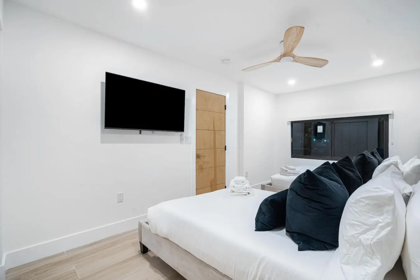 NEW Modern Lux Oasis, Pool, Backyard Lounge, Grill 19