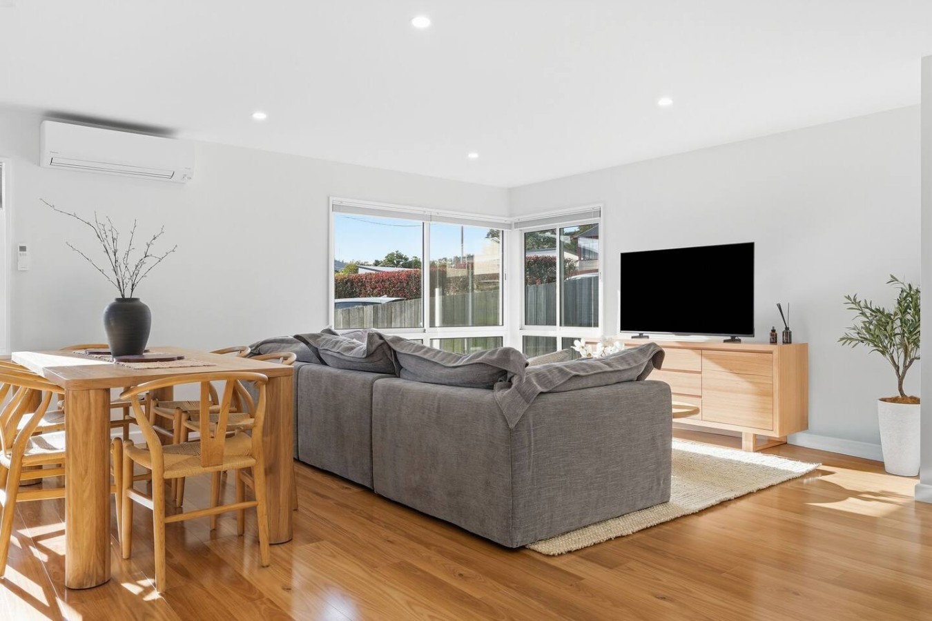 Modern 3BR Home Near Bellerive — photo 2
