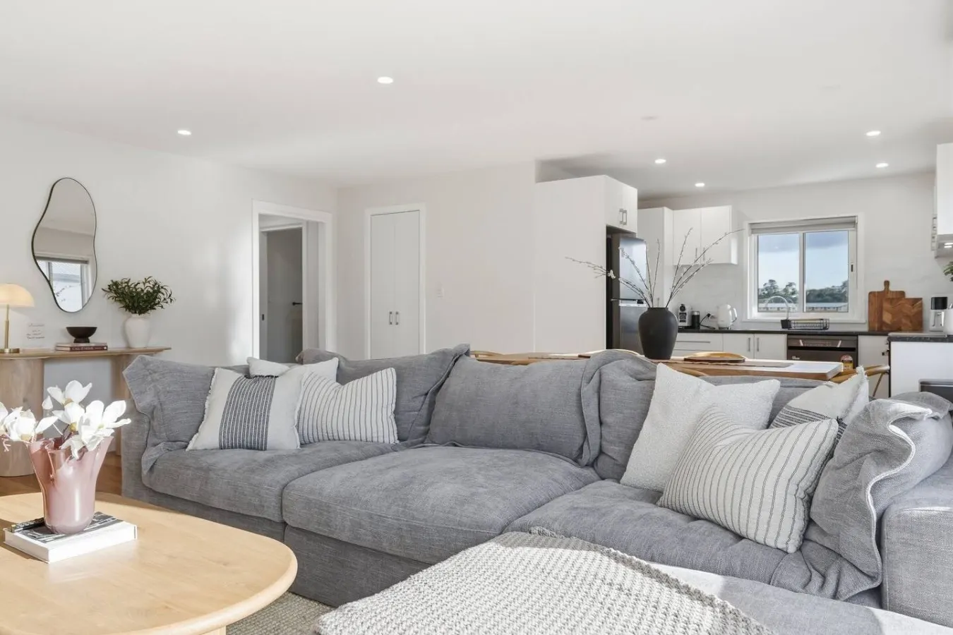 Modern 3BR Home Near Bellerive 9