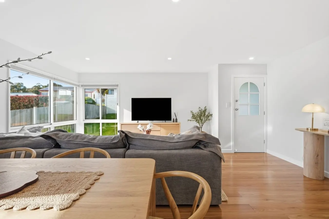 Modern 3BR Home Near Bellerive 10