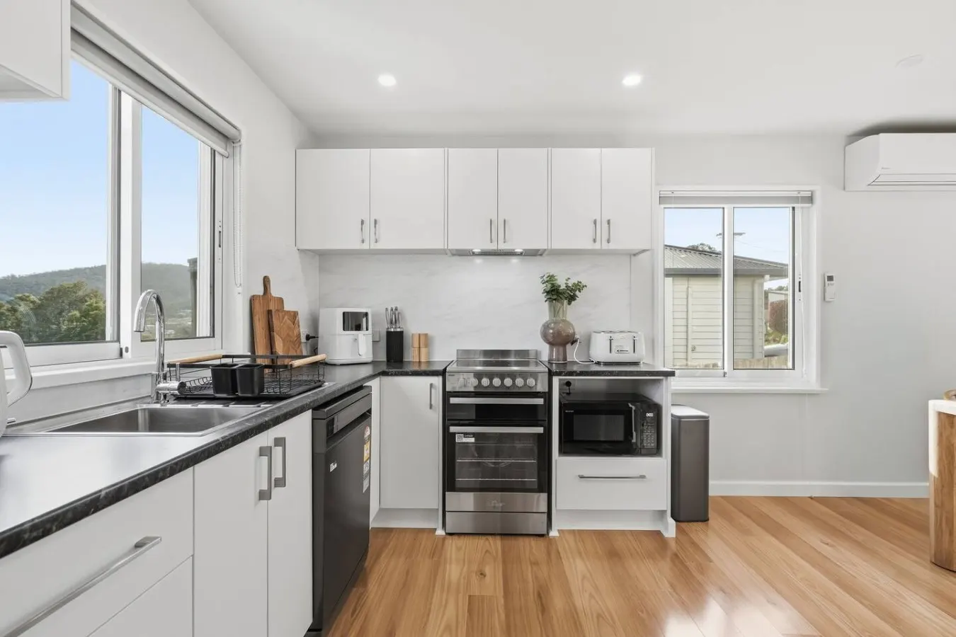 Modern 3BR Home Near Bellerive 13