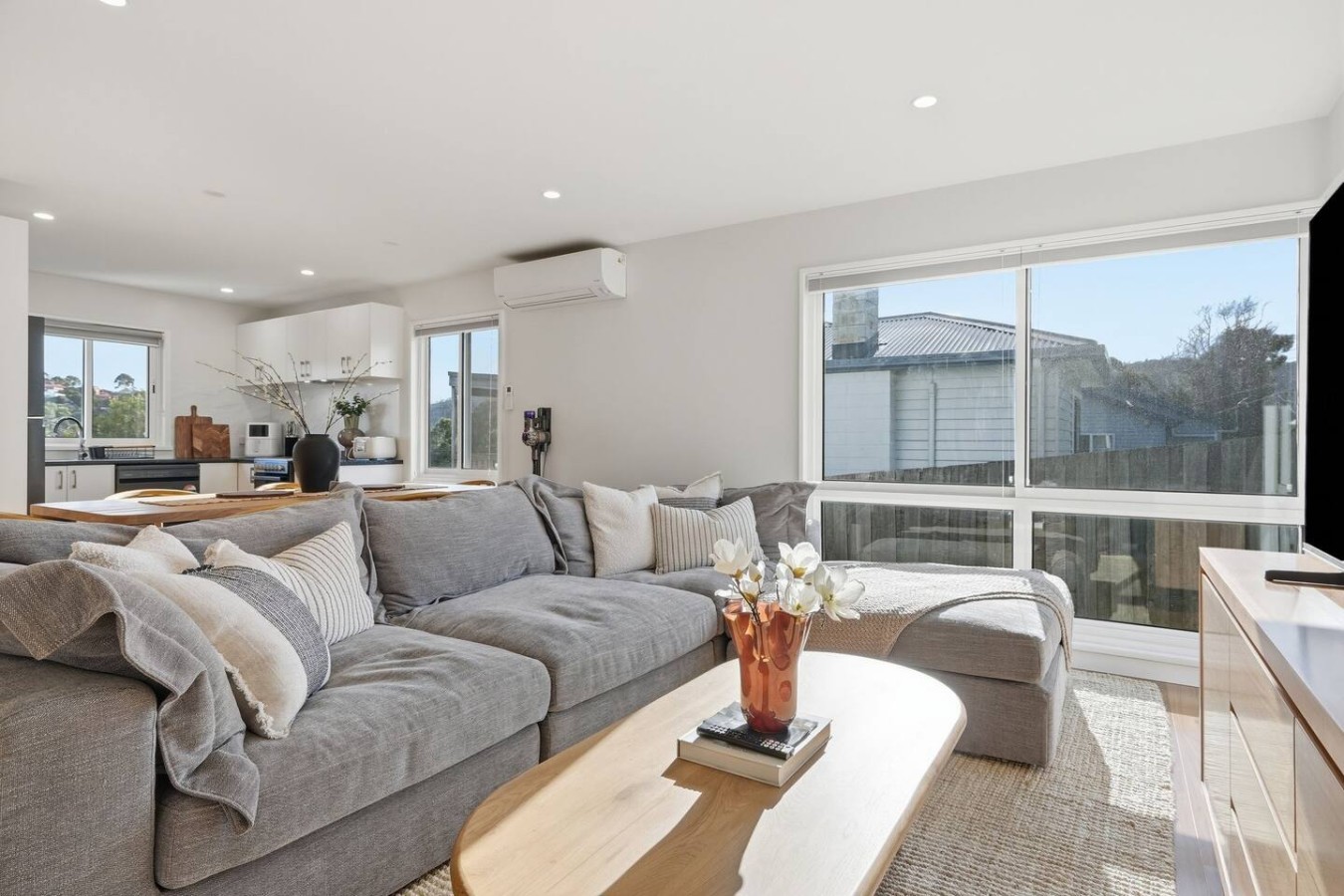 Modern 3BR Home Near Bellerive — photo 4