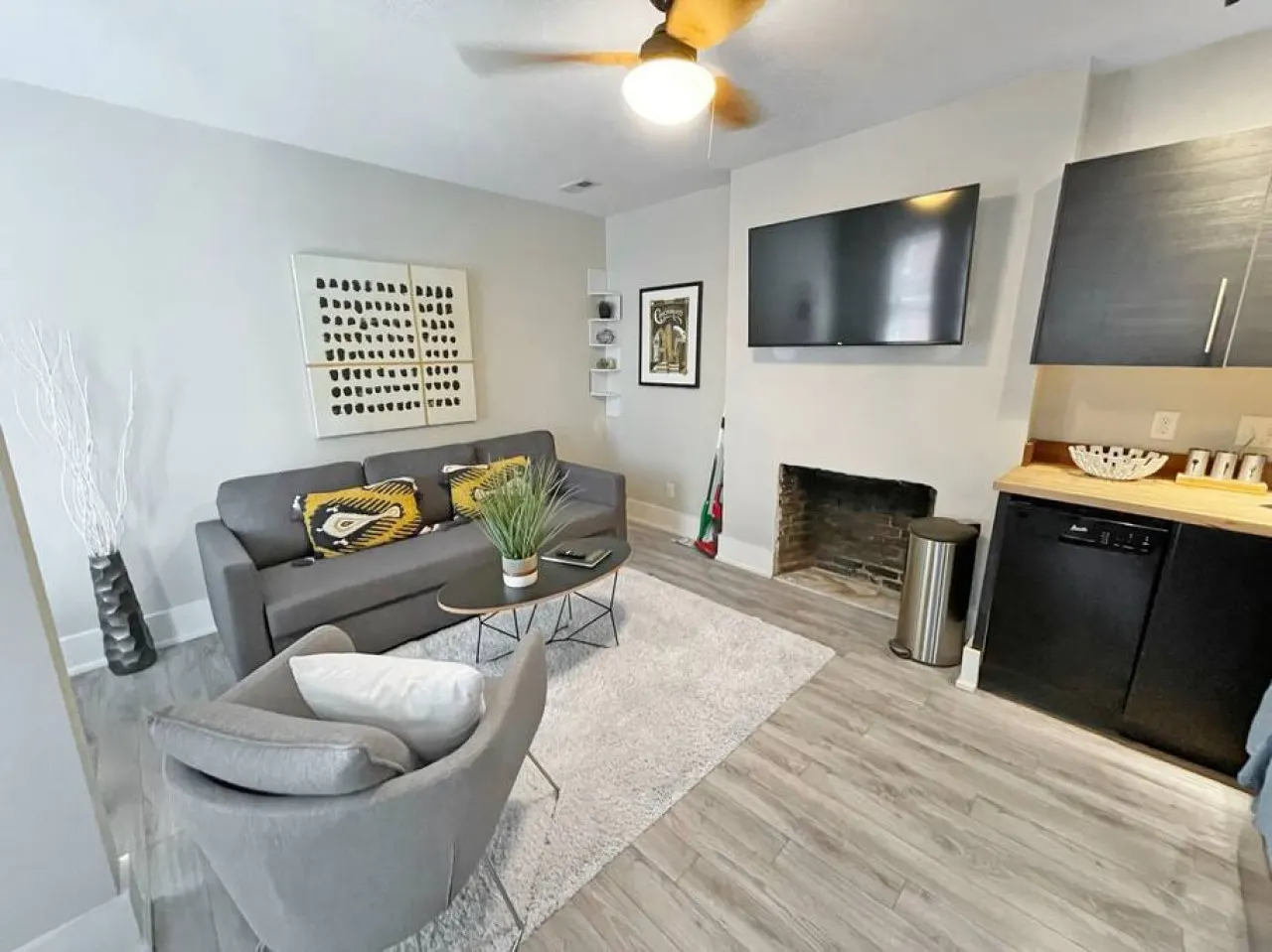 Quiet 1-Bedroom Loft near Entertainment District 2
