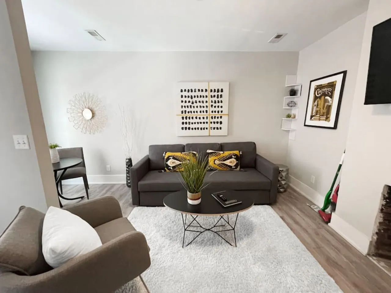 Quiet 1-Bedroom Loft near Entertainment District 10