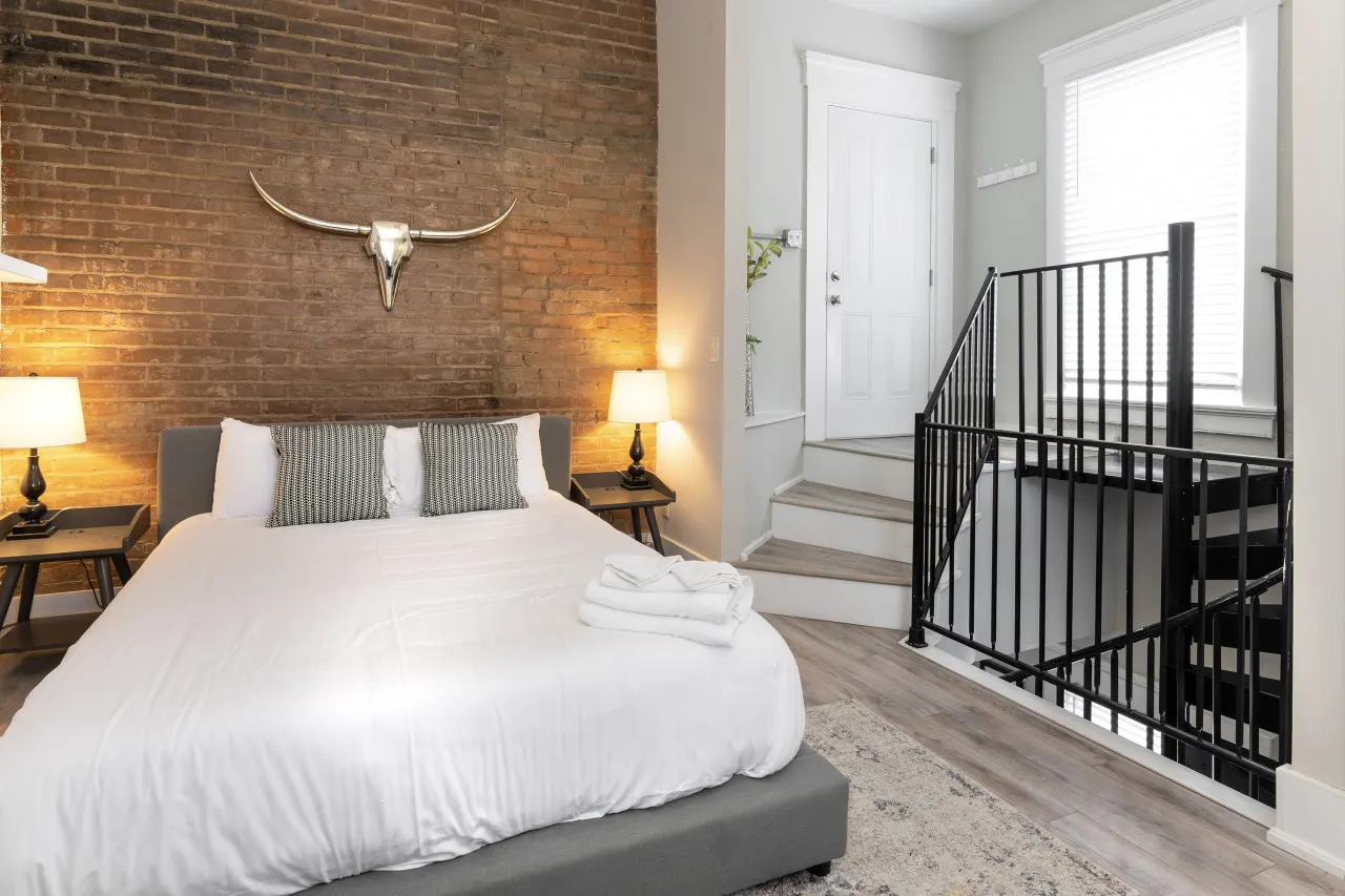 Quiet 1-Bedroom Loft near Entertainment District 18