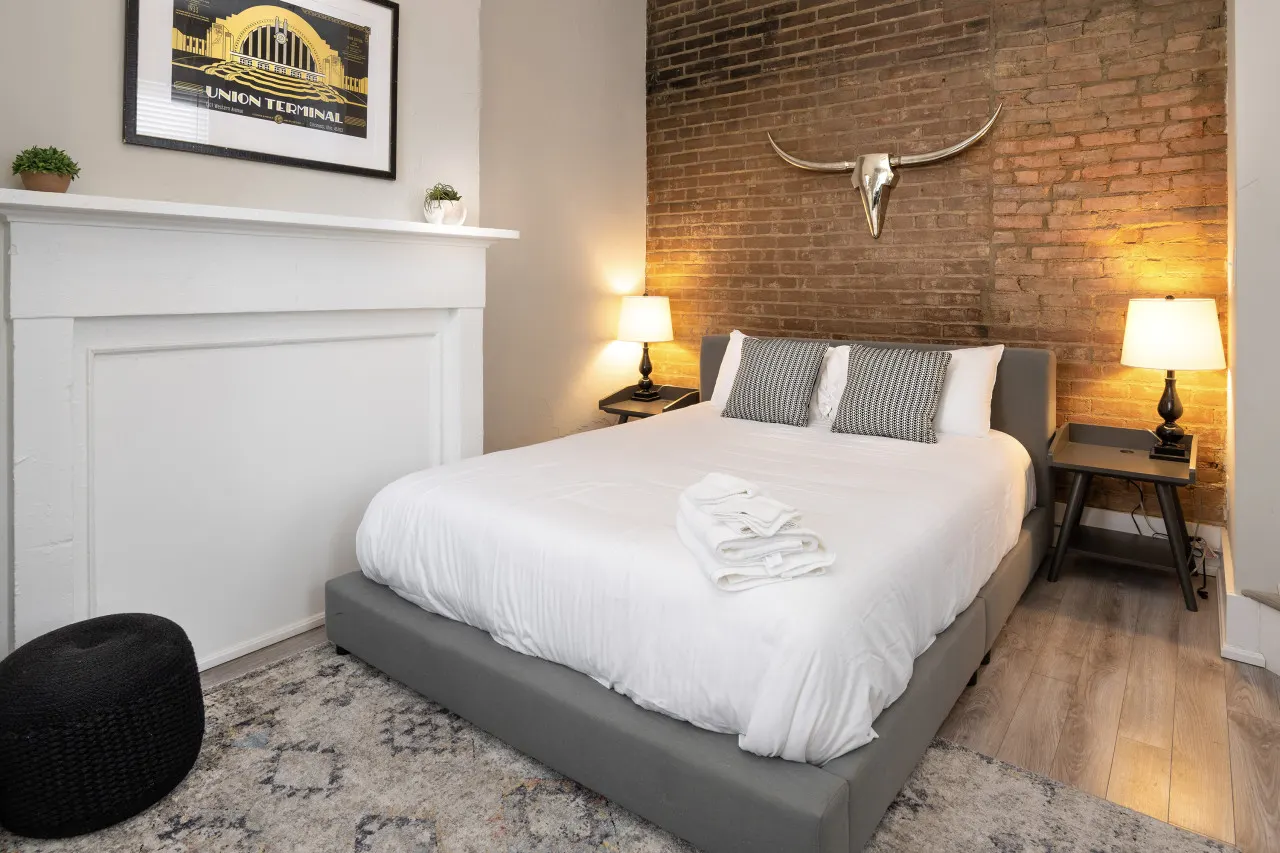 Quiet 1-Bedroom Loft near Entertainment District 4