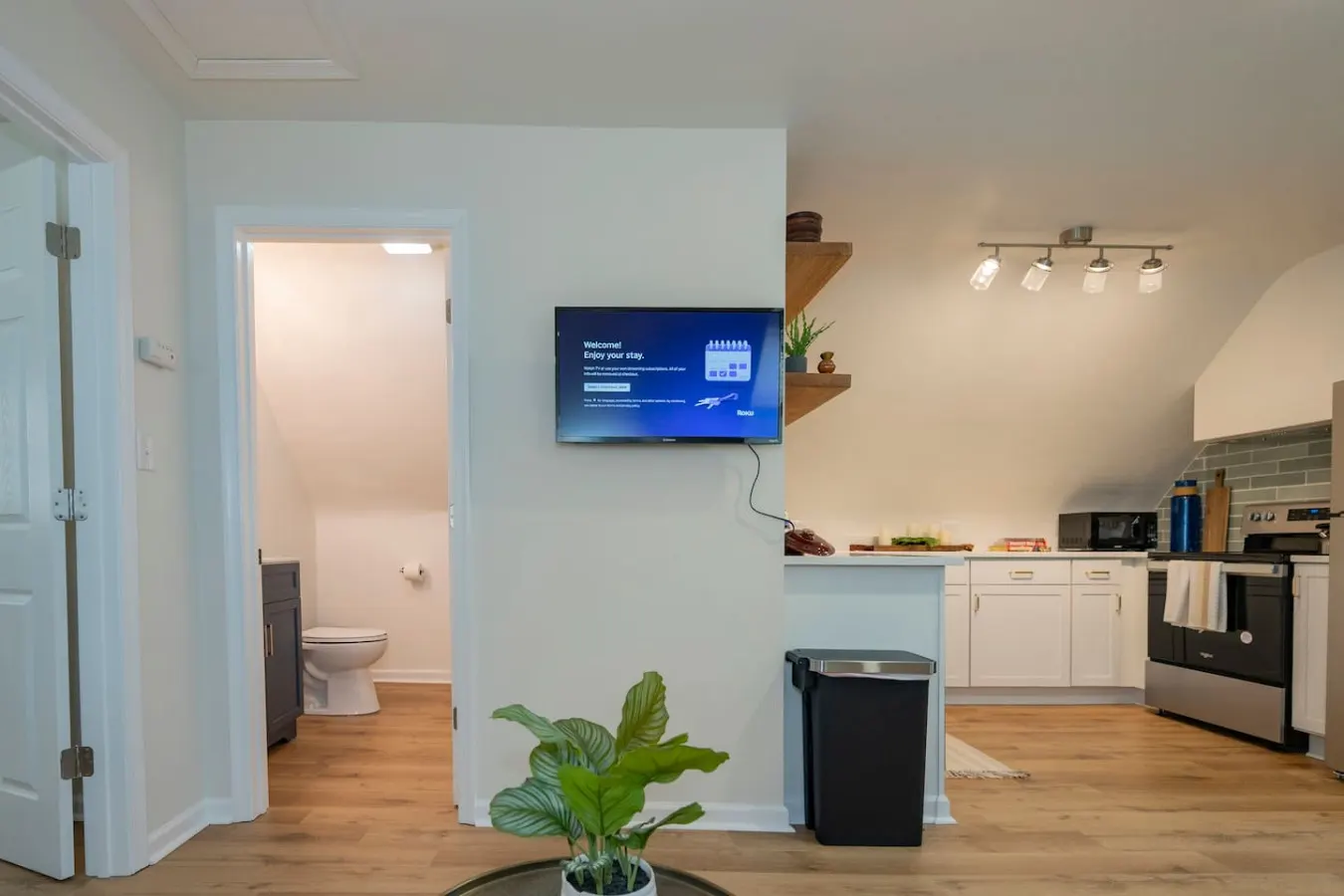 Charming Retreat: *Central* Cozy 1-Bedroom! 9