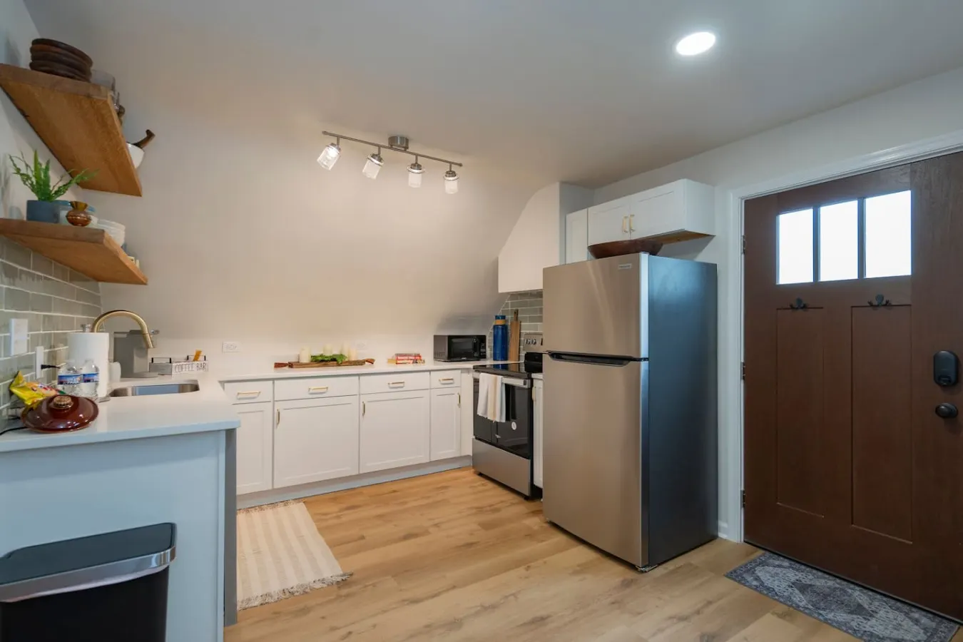 Charming Retreat: *Central* Cozy 1-Bedroom! 4