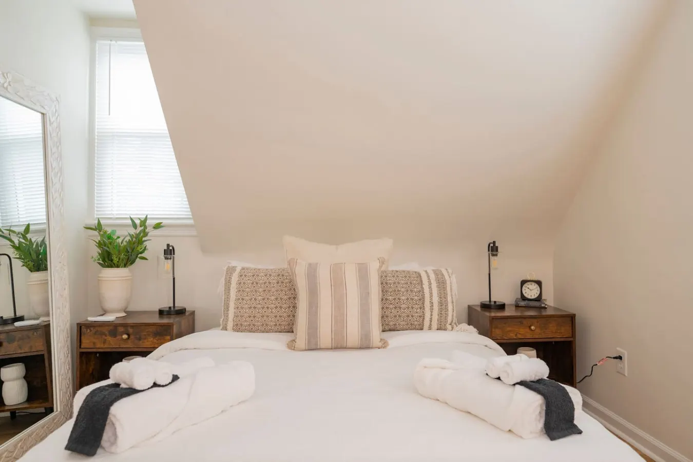 Charming Retreat: *Central* Cozy 1-Bedroom! 5