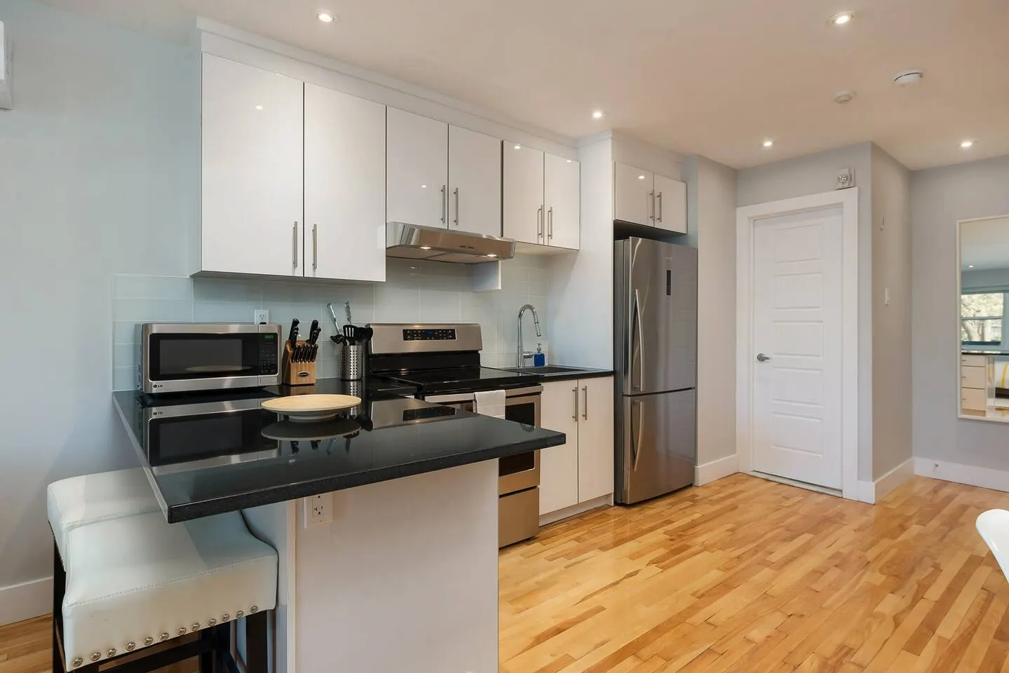 FurnishedMTL - Elegant Sunny Flat in Le Plateau 2