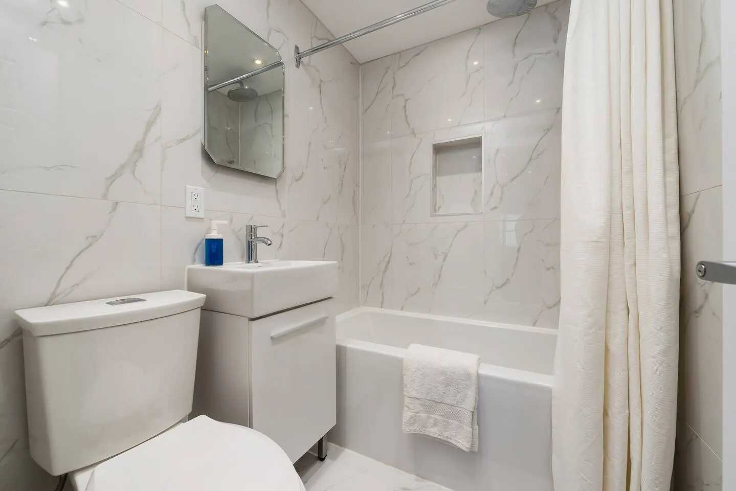 FurnishedMTL - Elegant Sunny Flat in Le Plateau 5