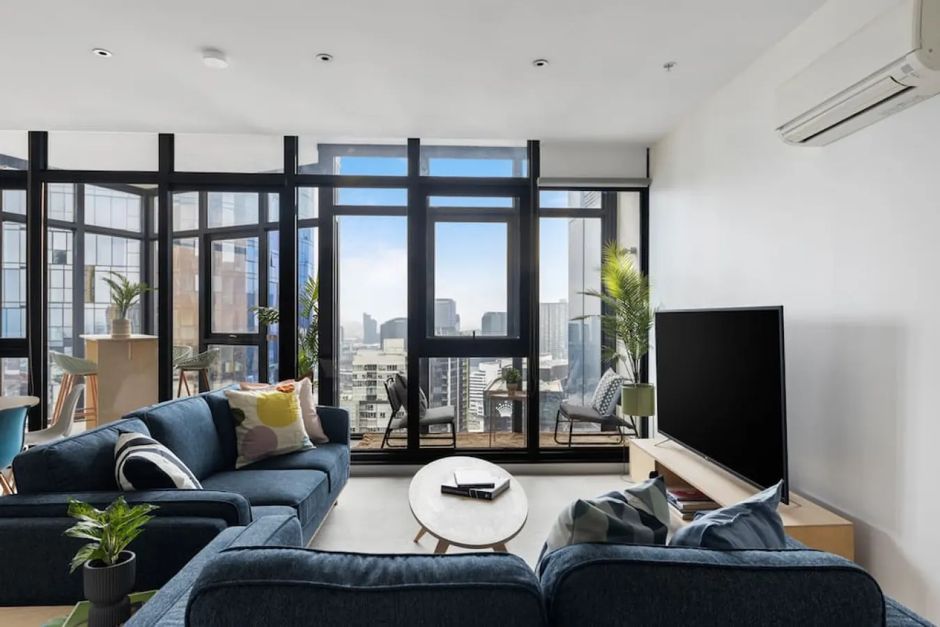 Liz: 2 Bed, 2 Bath, Penthouse Style Apartment