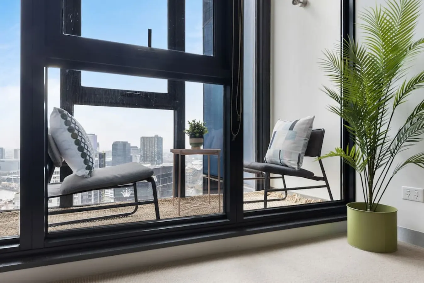 Liz: 2 Bed, 2 Bath, Penthouse Style Apartment 8
