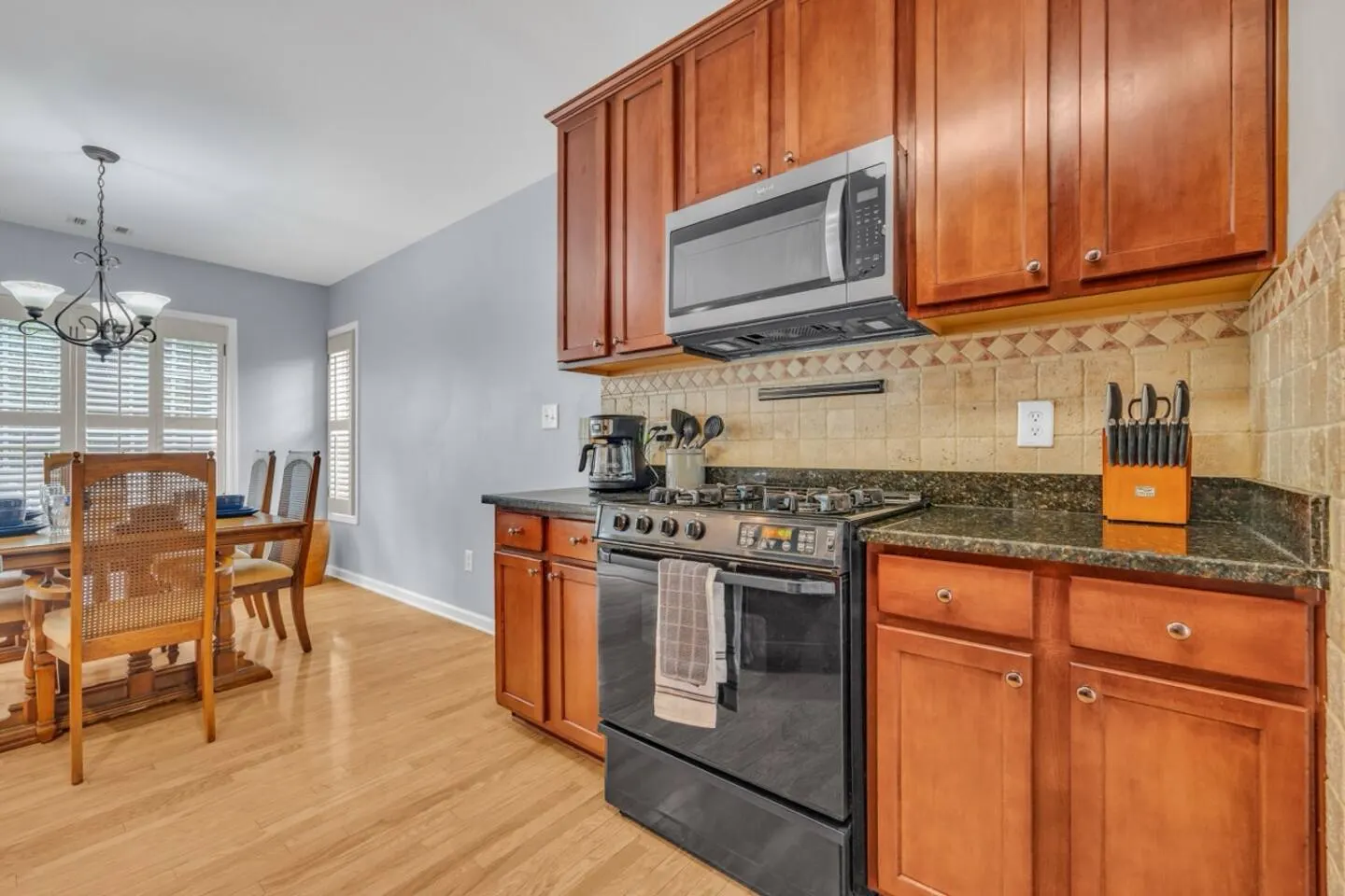Bright & Spacious 3BR Near Mall of GA 10