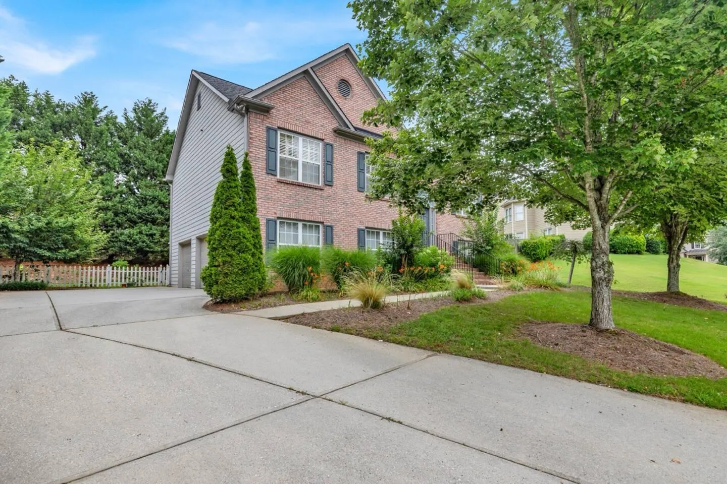 Bright & Spacious 3BR Near Mall of GA 17