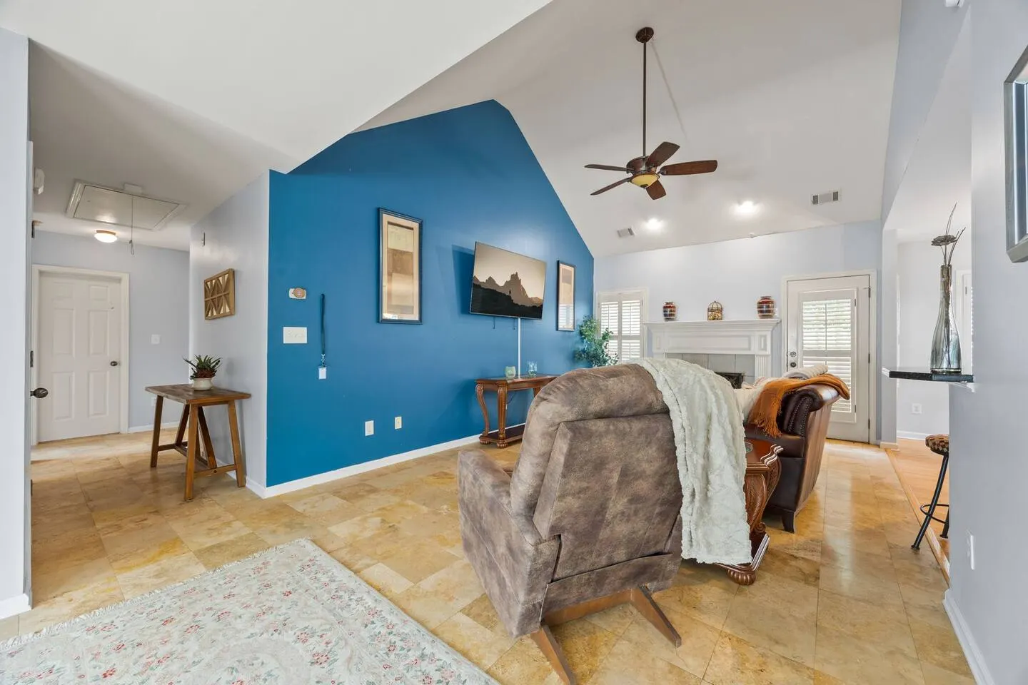Bright & Spacious 3BR Near Mall of GA 20