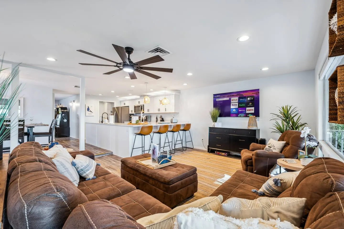 Waterfront Views Close to Windsor Sleeps 12 12
