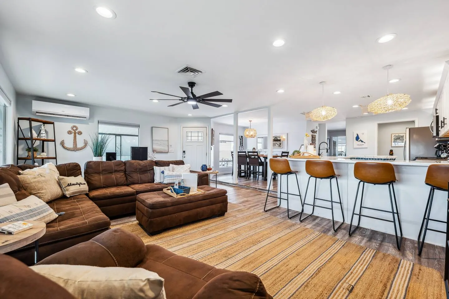 Waterfront Views Close to Windsor Sleeps 12 13