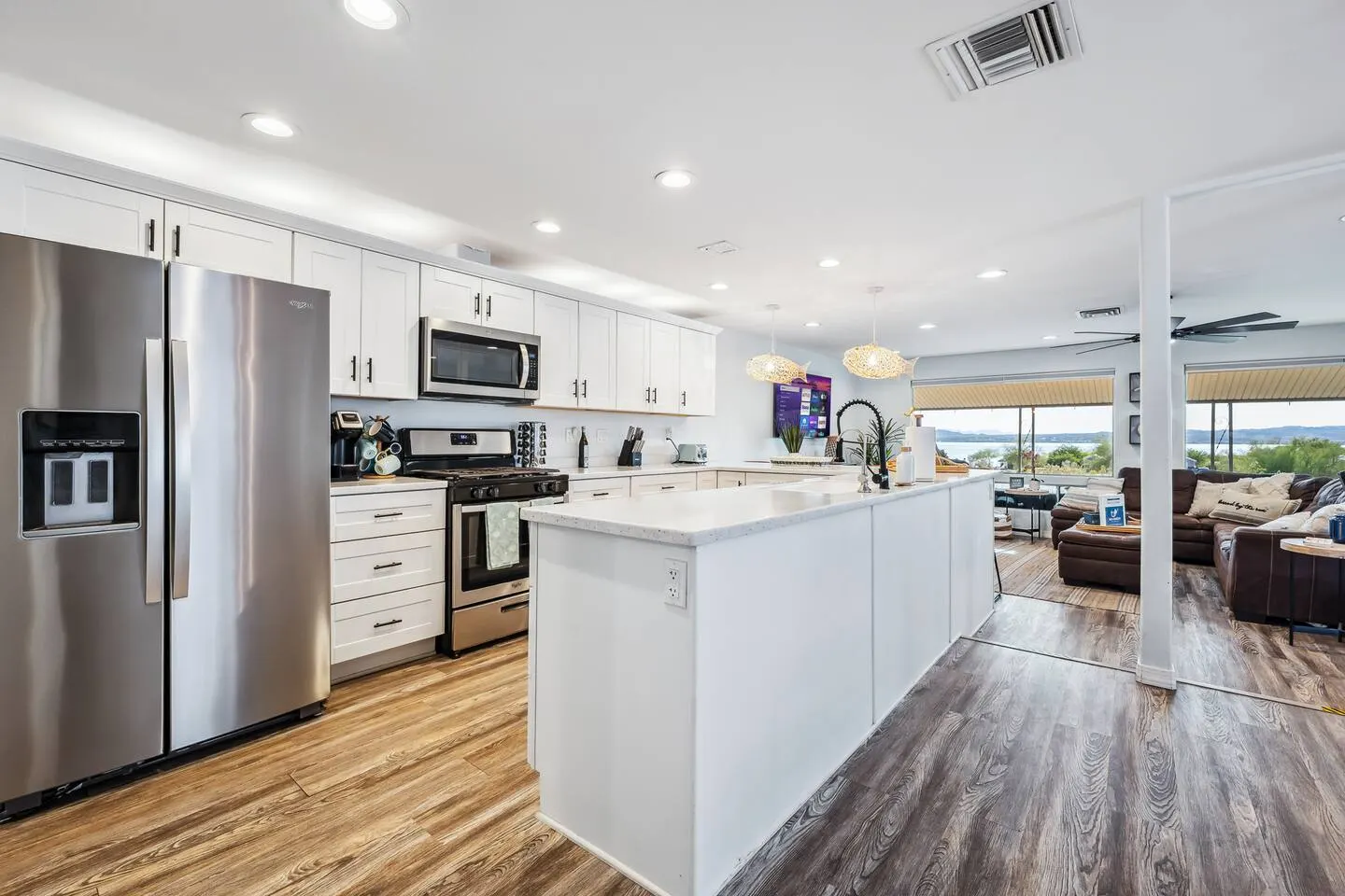 Waterfront Views Close to Windsor Sleeps 12 17