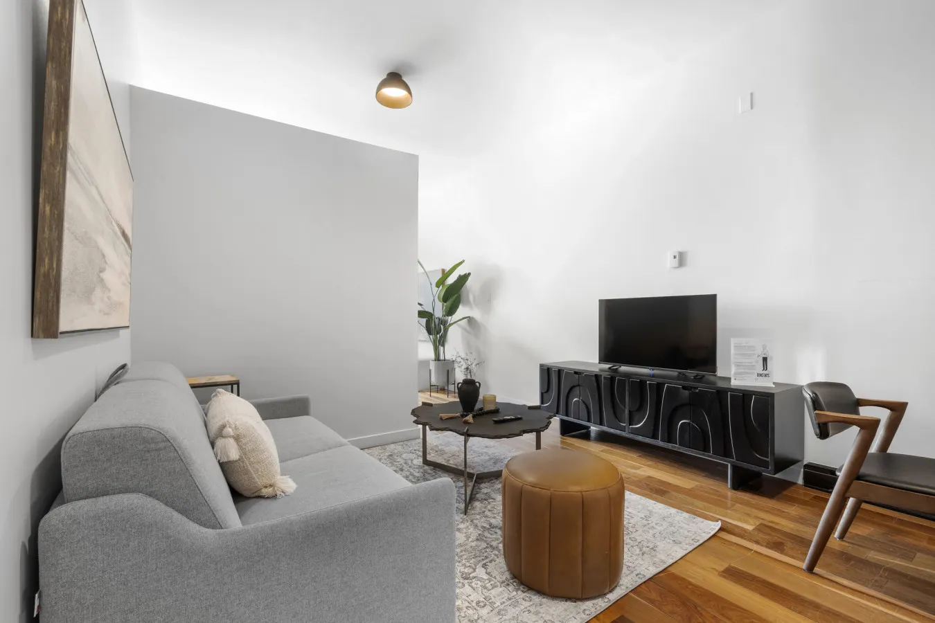 Stylish Loft in the Heart of St-Laurent Boulevard 2