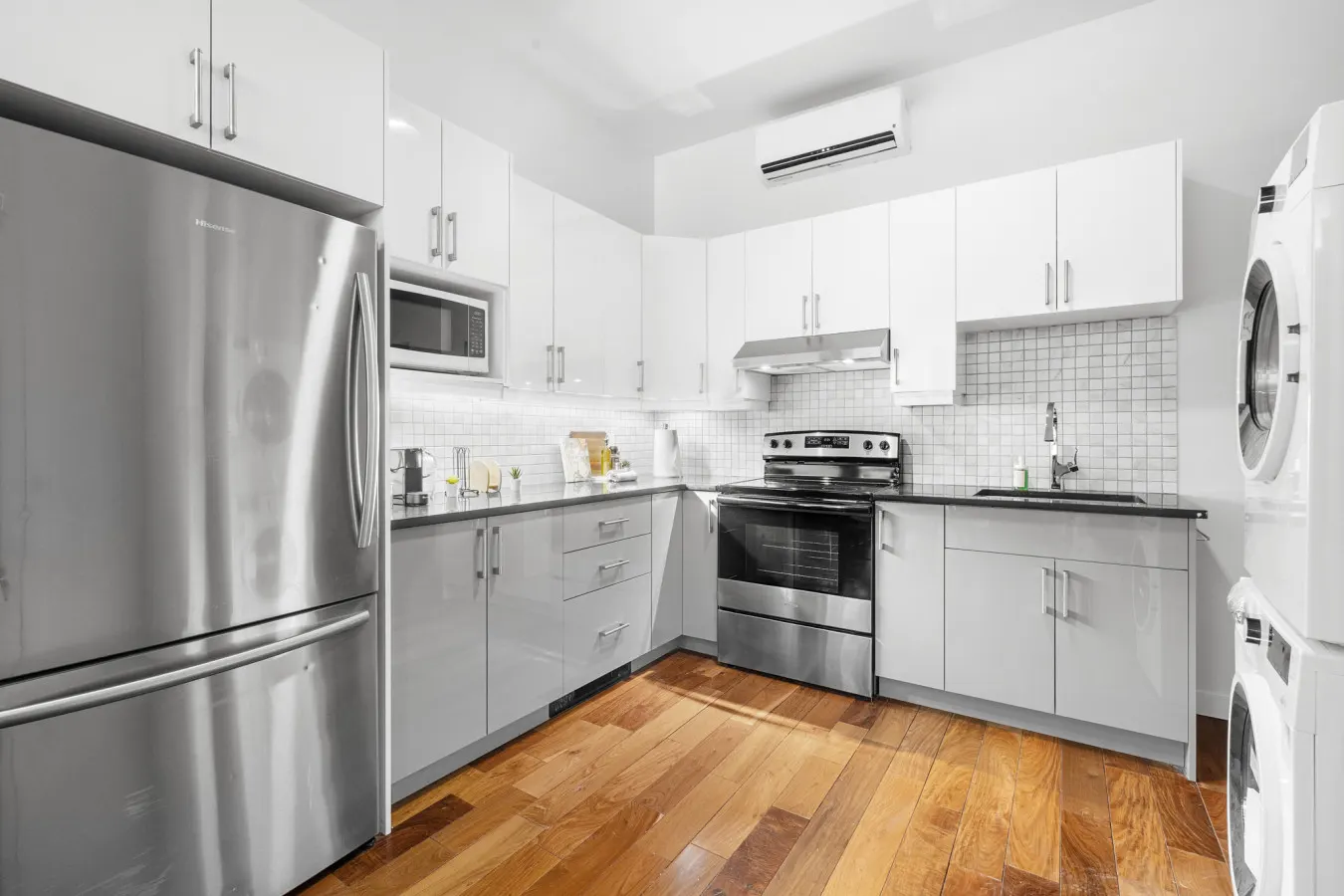 Stylish Loft in the Heart of St-Laurent Boulevard 3
