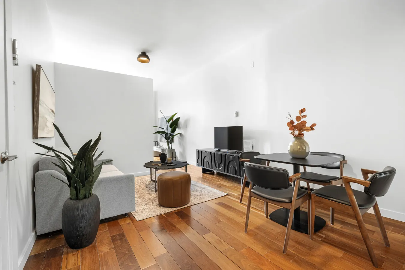 Stylish Loft in the Heart of St-Laurent Boulevard 5