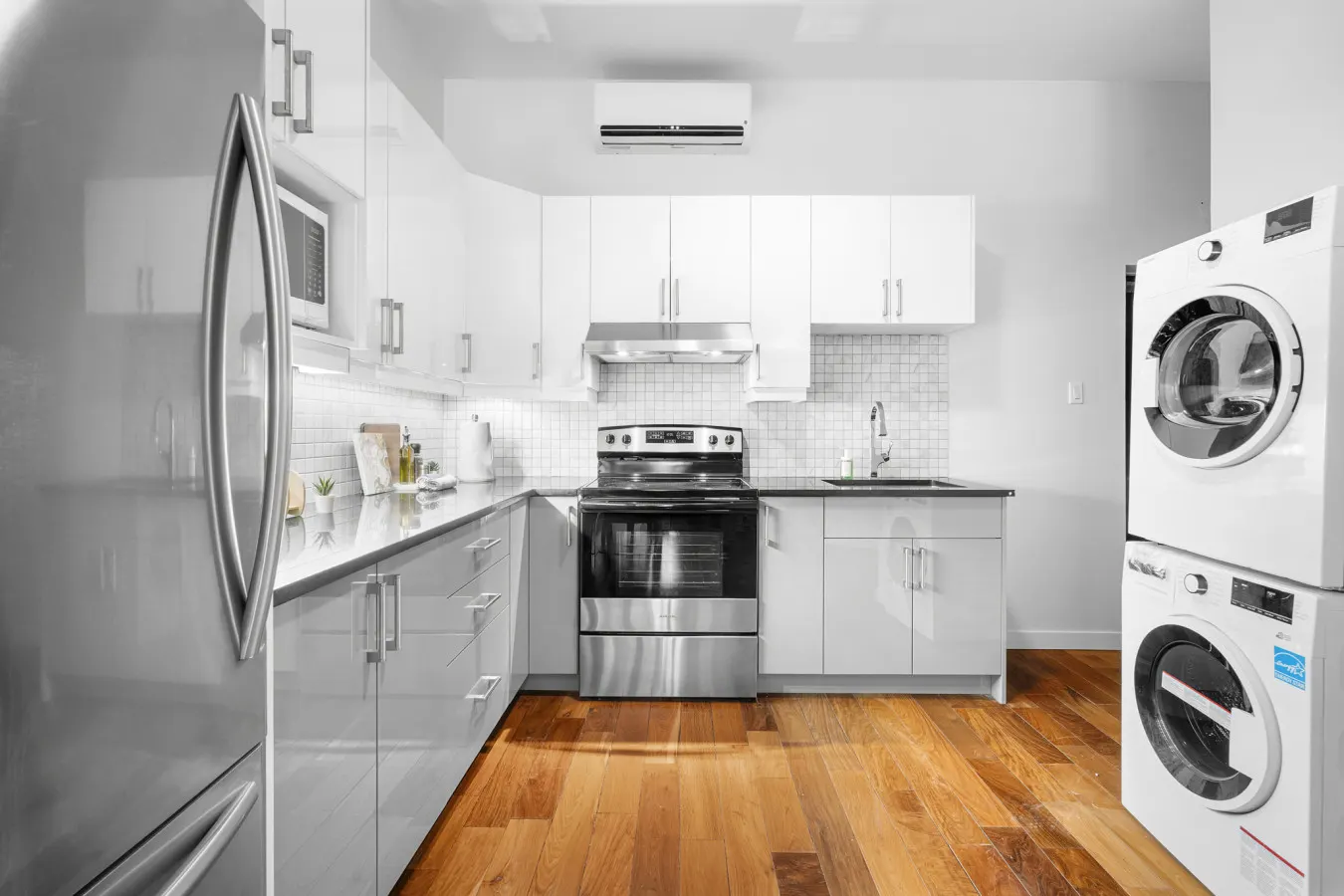 Stylish Loft in the Heart of St-Laurent Boulevard 6