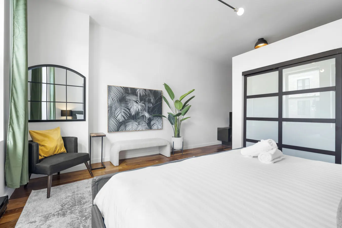 Stylish Loft in the Heart of St-Laurent Boulevard 8
