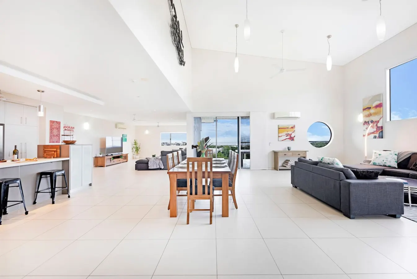 Zen Ocean View Ph ~Spacious Living~ Pool~ Parking — photo 2