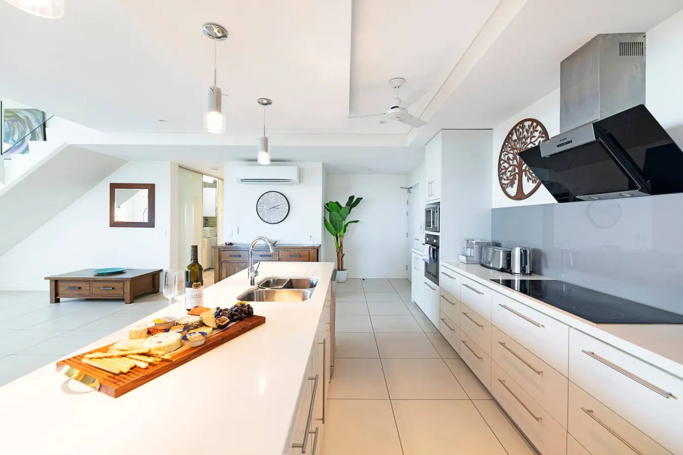 Zen Ocean View Ph ~Spacious Living~ Pool~ Parking — photo 3