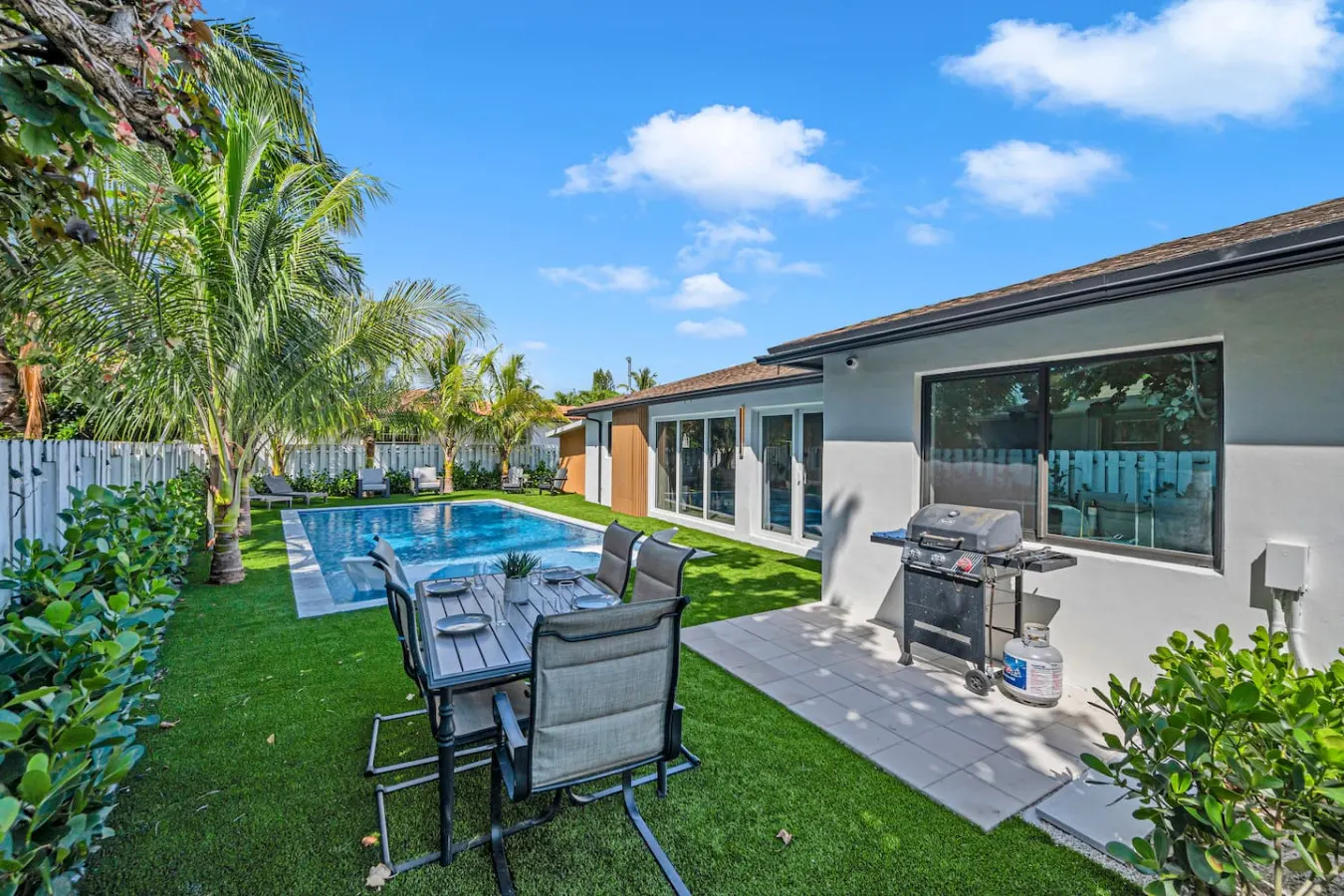 Beach Getaway: Stylish Home with private Pool 10