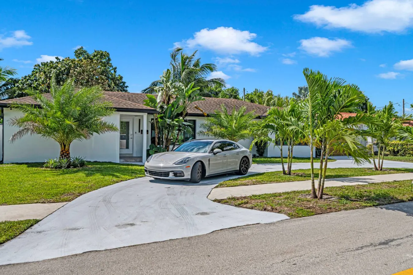 Beach Getaway: Stylish Home with private Pool 11