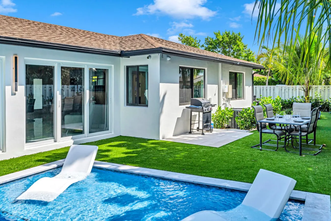 Beach Getaway: Stylish Home with private Pool 13