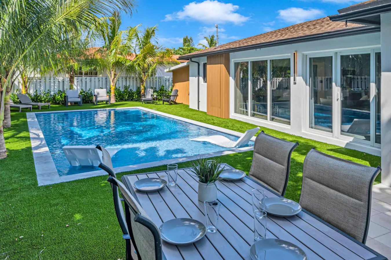 Beach Getaway: Stylish Home with private Pool 14