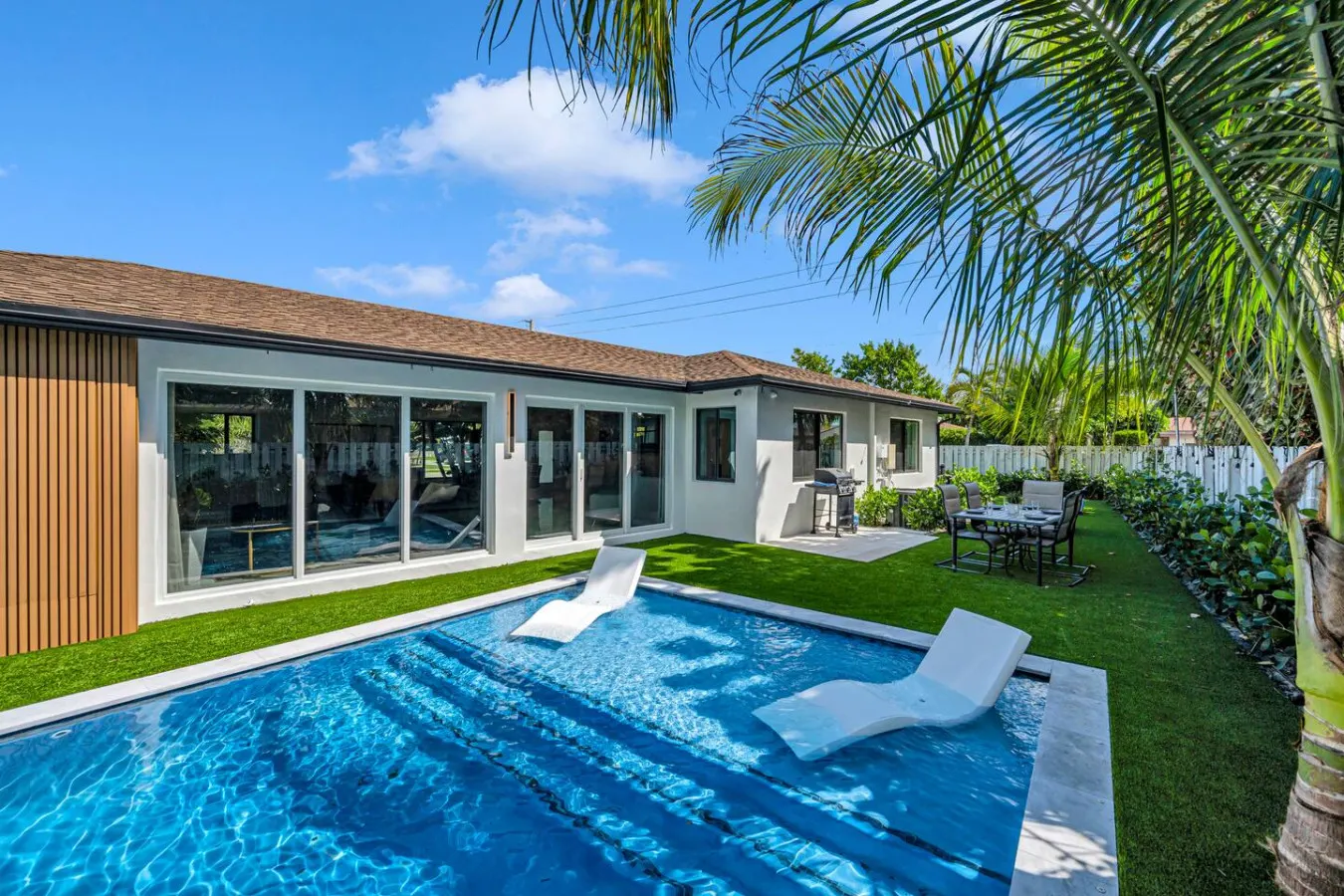 Beach Getaway: Stylish Home with private Pool 15