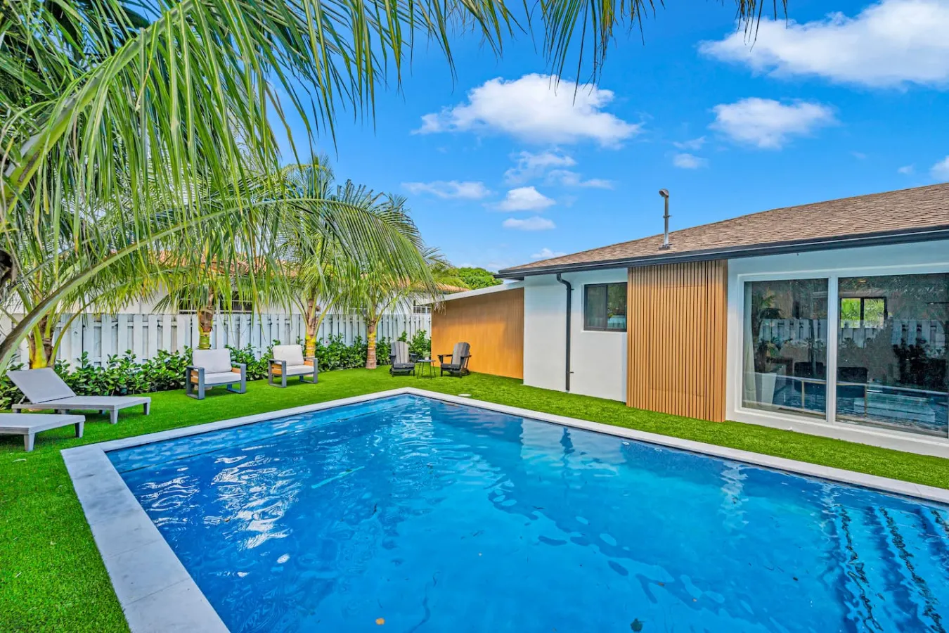 Beach Getaway: Stylish Home with private Pool 17