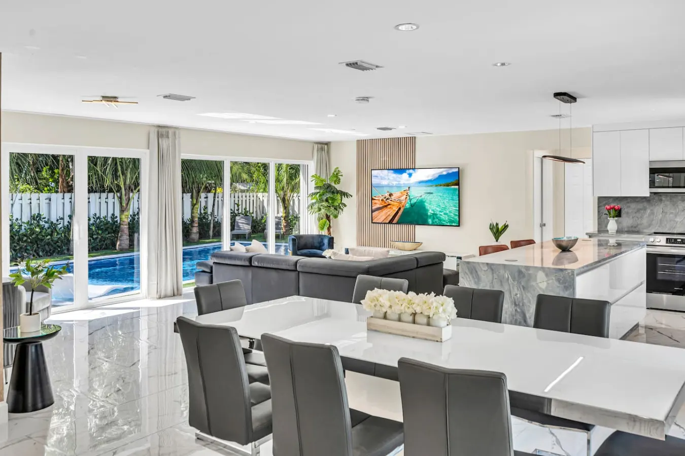 Beach Getaway: Stylish Home with private Pool 3